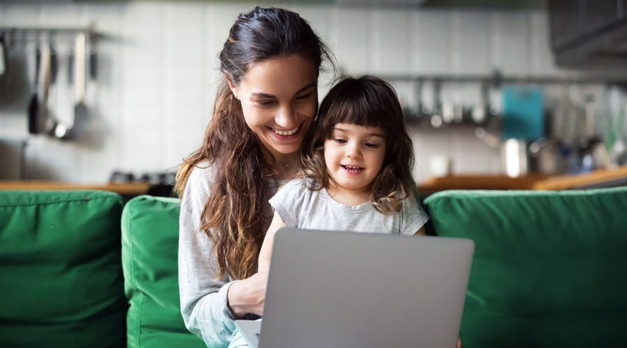 Mãe ensina inglês para a sua filha
