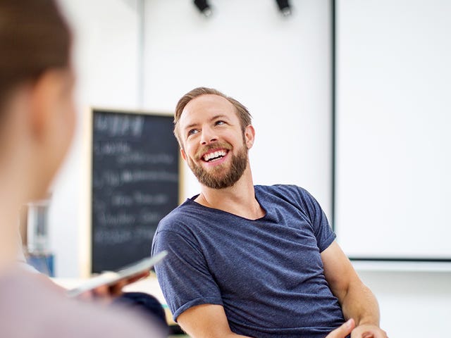 Homem loiro feliz em sala de aula para aprender alemão para o teste b1.