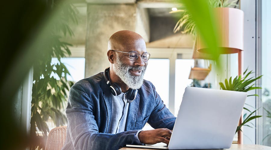Um homem aprendendo um idioma depois dos 40 online