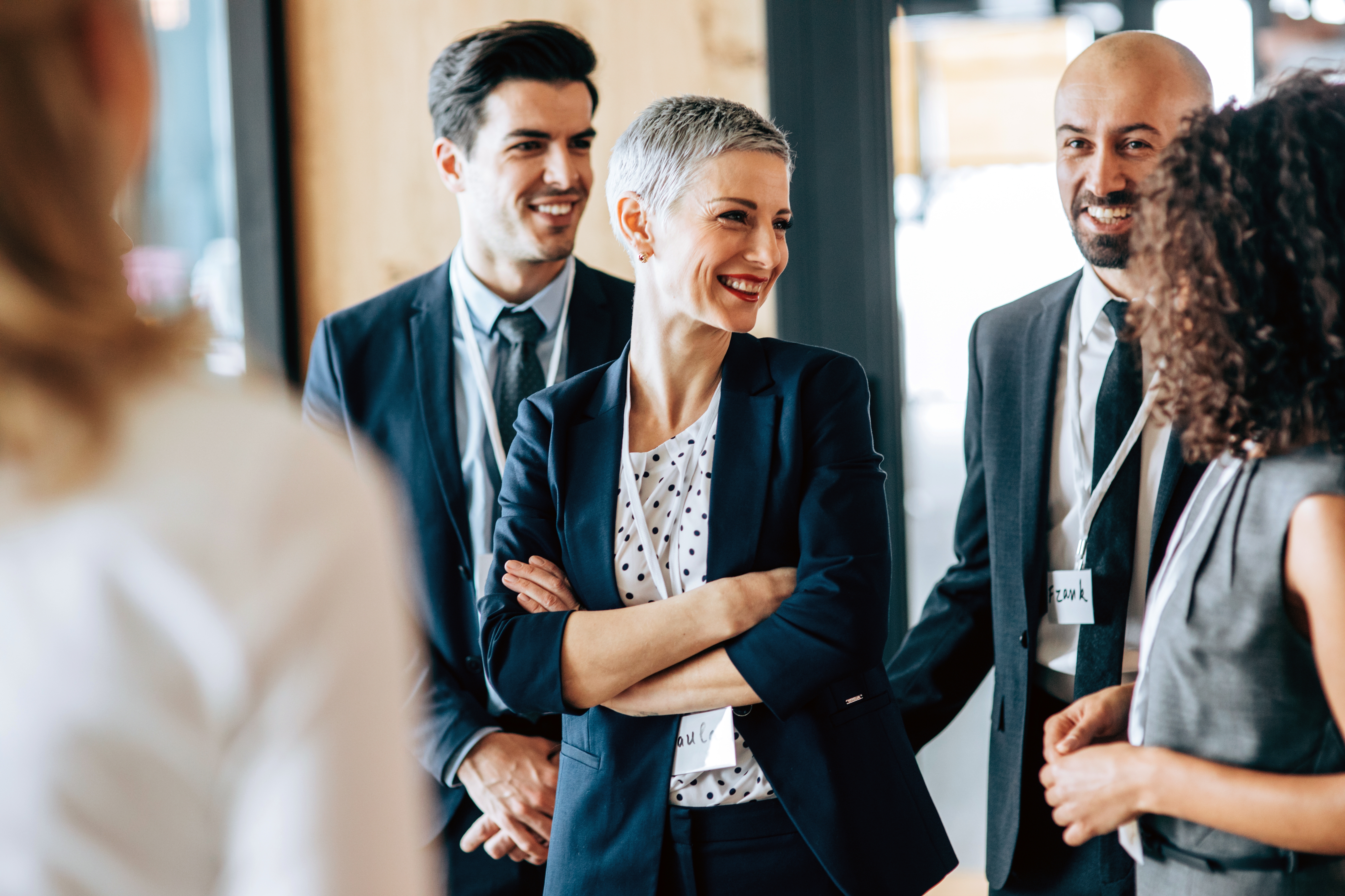 Equipe discute sobre o pluralismo cultural em reunião da empresa
