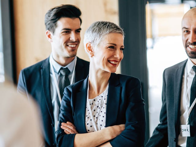 Equipe discute sobre o pluralismo cultural em reunião da empresa