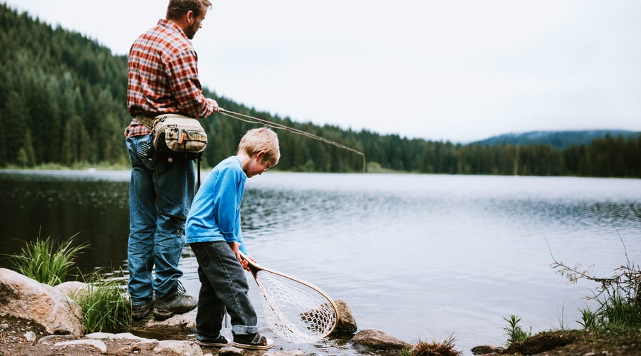 Pai e filho pescam e pensam em palavras bonitas em alemão