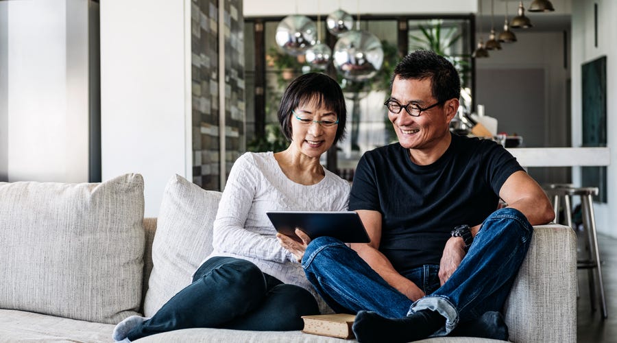 Casal assiste junto a filmes japoneses na Netflix