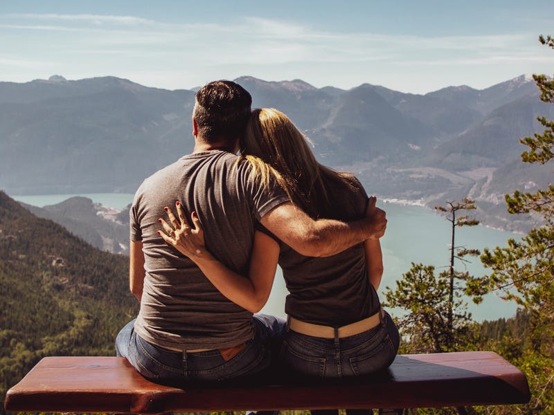 casal sentados dizendo eu te amo em francês