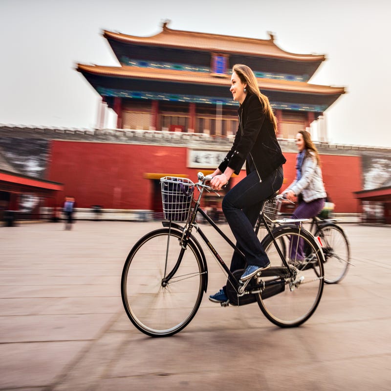 Mulheres passeiam em Pequim após aprender mandarim no Berlitz.