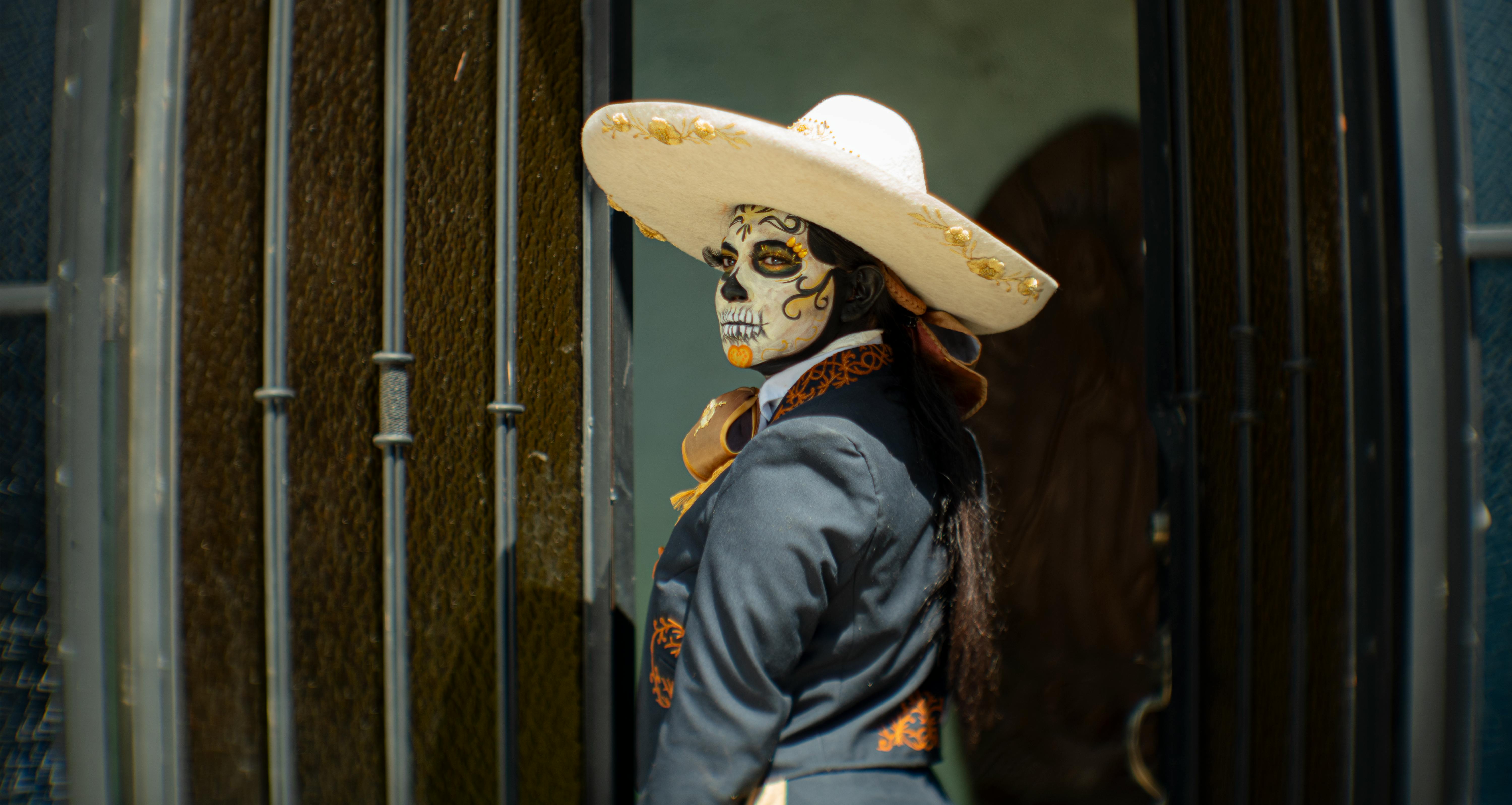 Mulher vestida com trajes mexicanos para representar as gírias mexicanas.