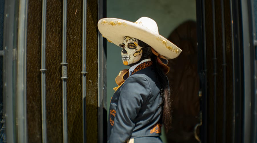 Mulher vestida com trajes mexicanos para representar as gírias mexicanas.