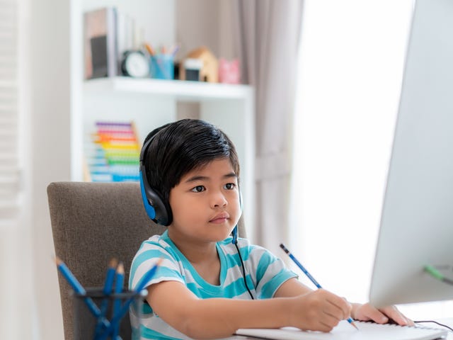 Garoto tem aulas particulares de idiomas com o Berlitz