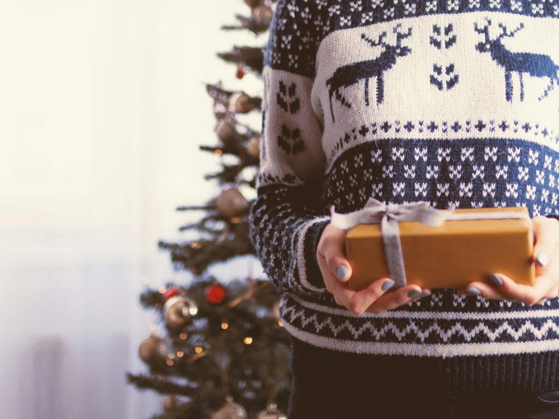 Jovem oferece presente de Natal e "boas festas" em inglês