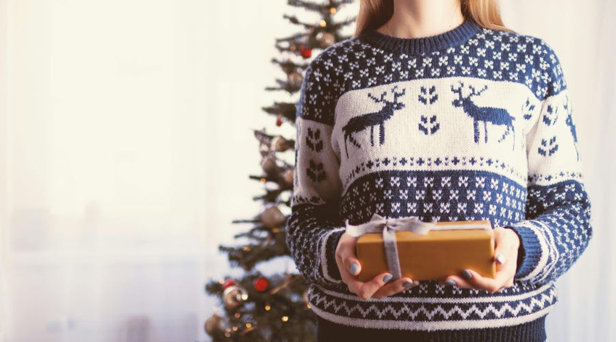 Jovem oferece presente de Natal e "boas festas" em inglês