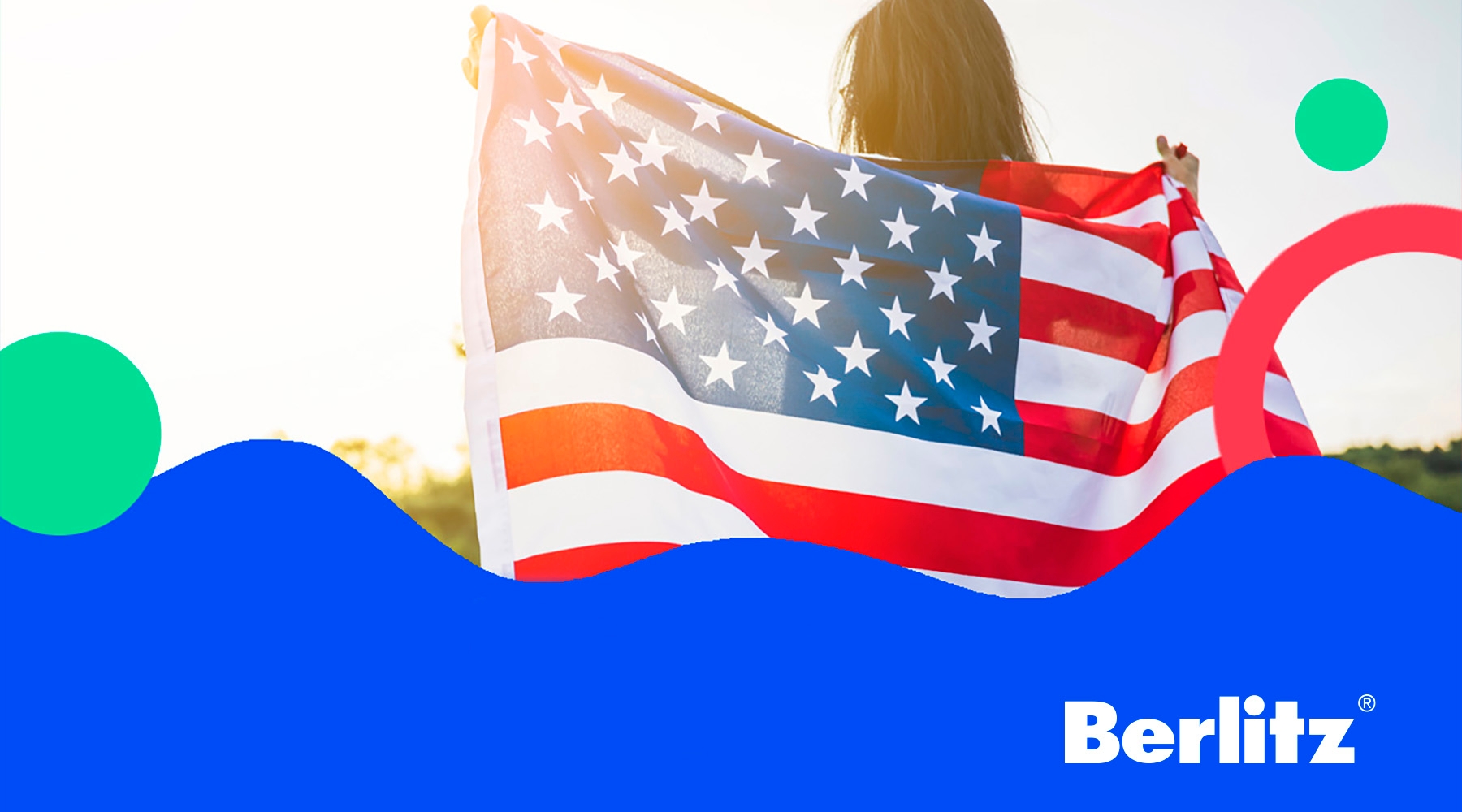 Mulher segurando a bandeira vermelha, azul e branca para representar a cultura dos Estados Unidos.