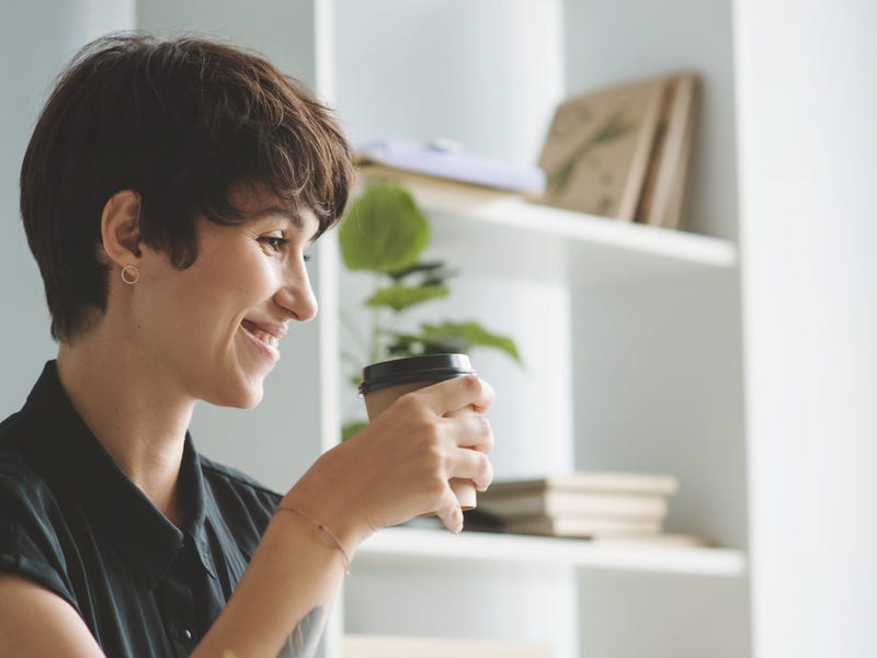 mulher estudando os pronomes em espanhol