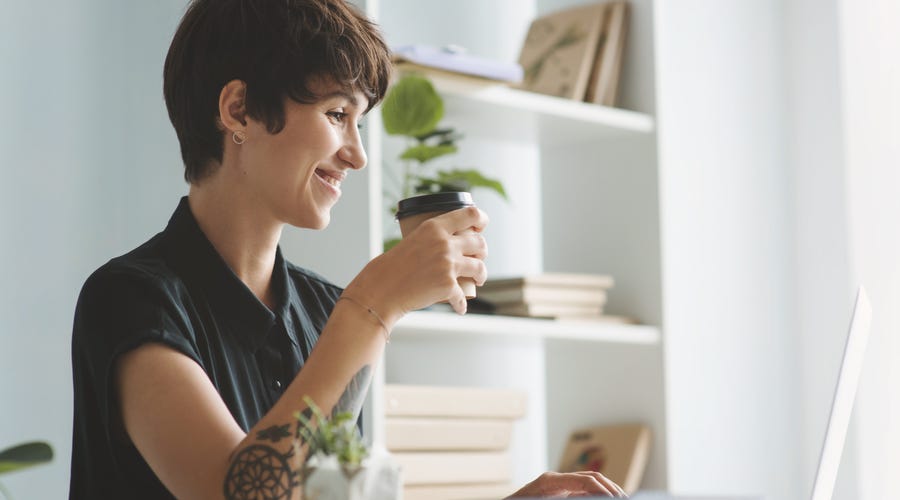 mulher estudando os pronomes em espanhol