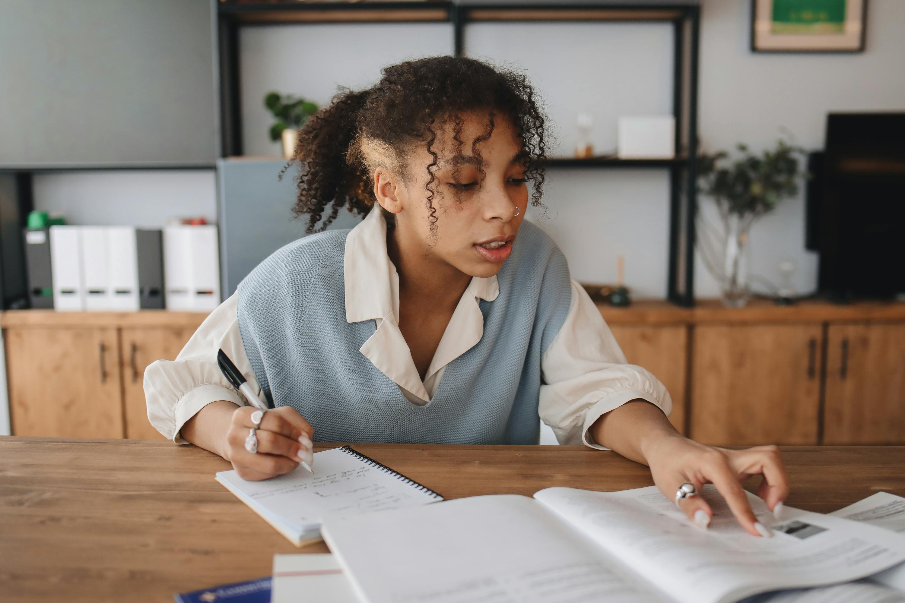 Menina estudando com os melhores cursos intensivos de inglês.
