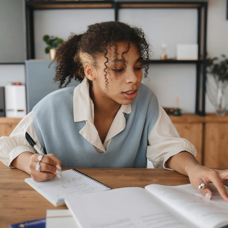 Menina estudando com os melhores cursos intensivos de inglês.