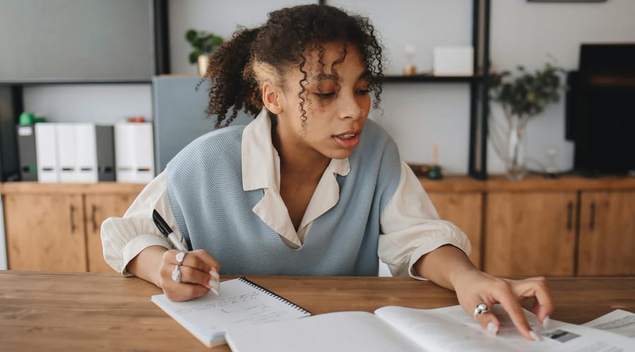 Menina estudando com os melhores cursos intensivos de inglês.