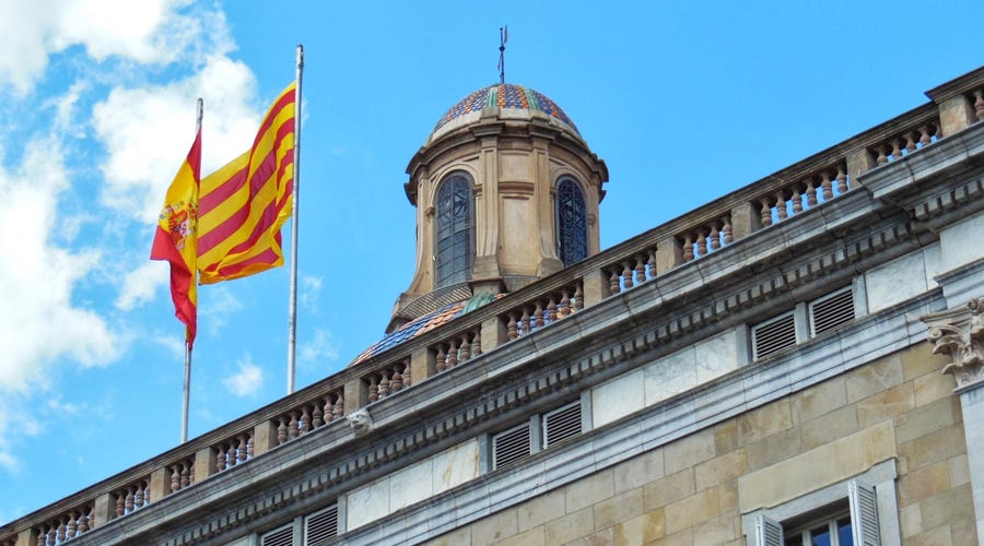 Bandeiras da Catalunha e Espanha em exibição