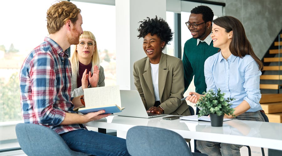 Líder conversando com sua equipe internacional.
