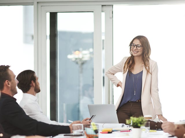 Mulher ensinando sobre administração estratégica para sua equipe.