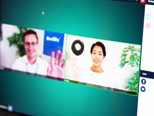 Pessoas em vídeo conferência para aprender sobre a área de negócios.