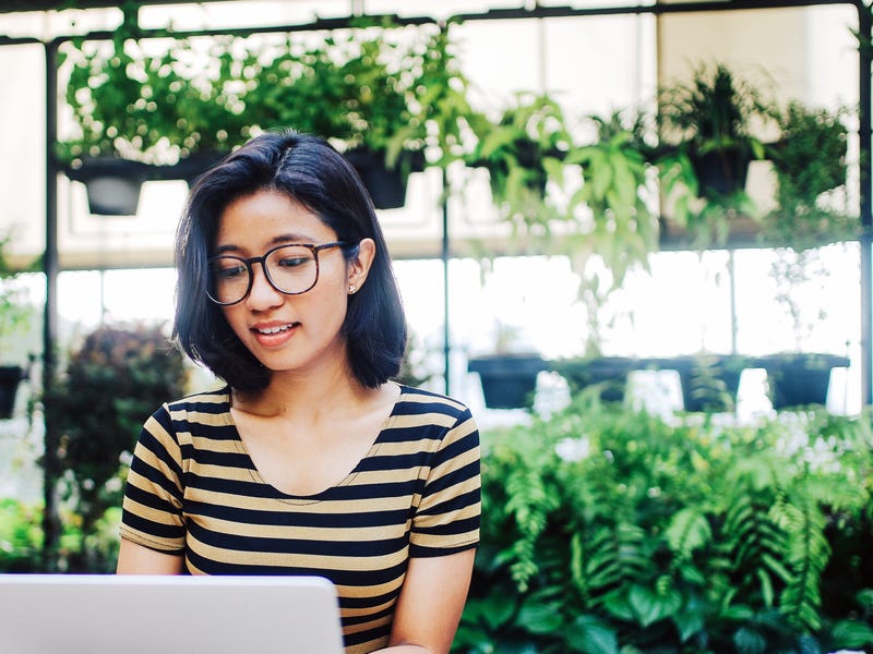 Mulher estuda pronomes reflexivos em inglês
