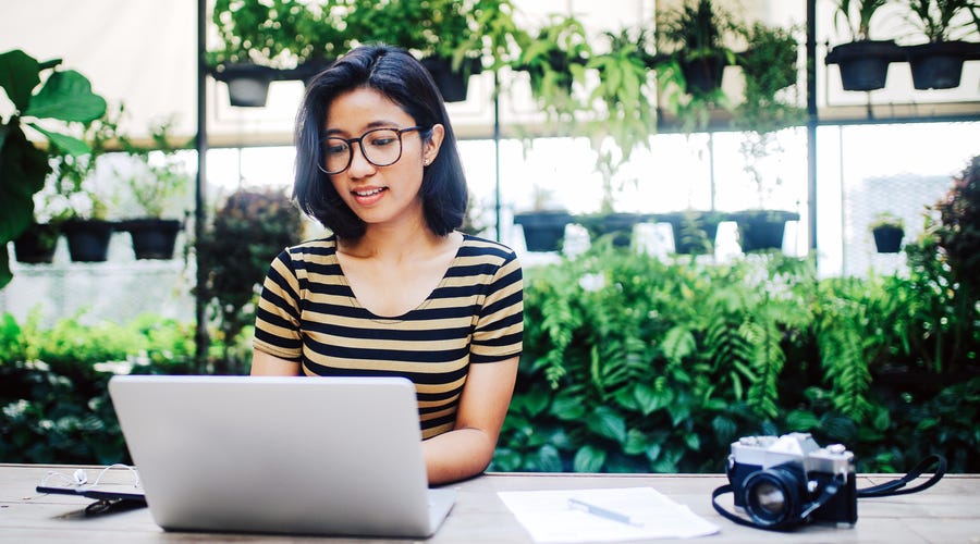 Mulher estuda pronomes reflexivos em inglês