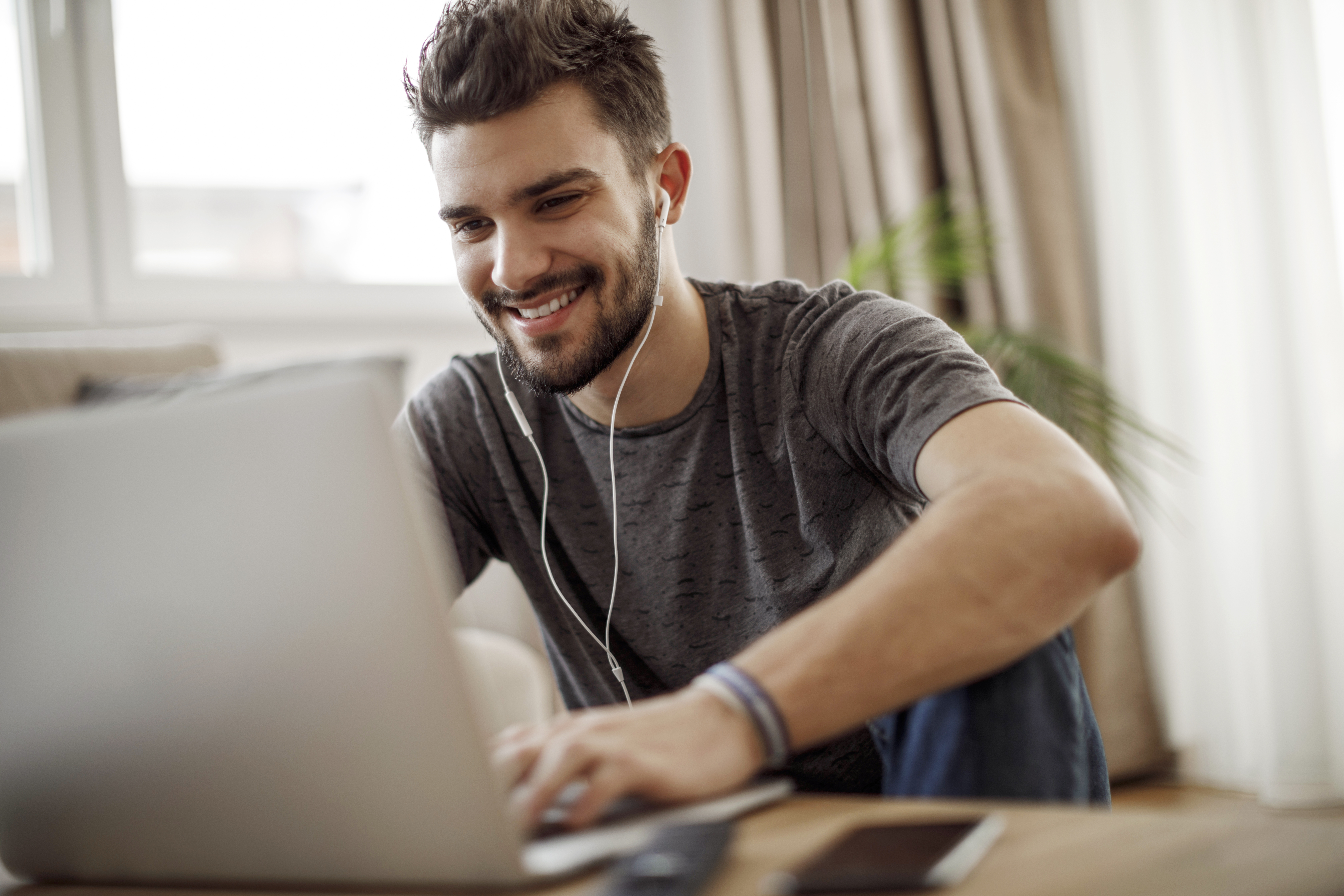 Homem aprende inglês em Guarulhos com unidade do Berlitz