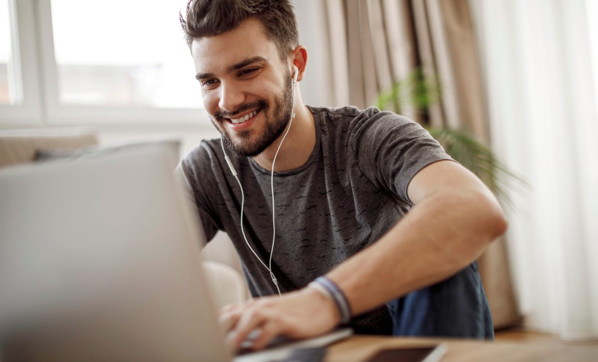 Homem aprende inglês em Guarulhos com unidade do Berlitz