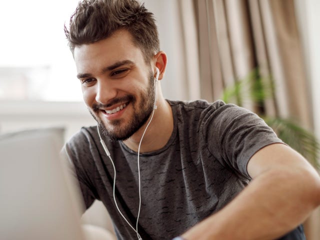 Homem aprende inglês em Guarulhos com unidade do Berlitz