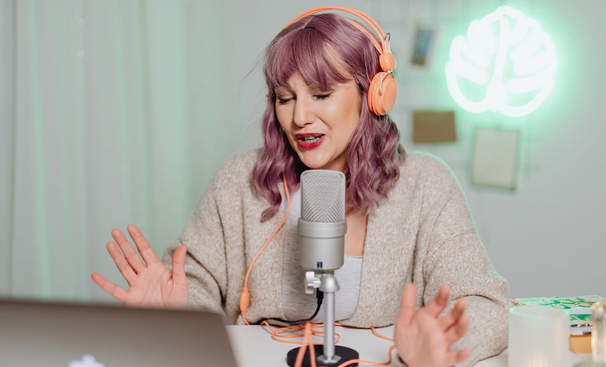 Jovem se diverte com podcast de idiomas e cultura do Berlitz