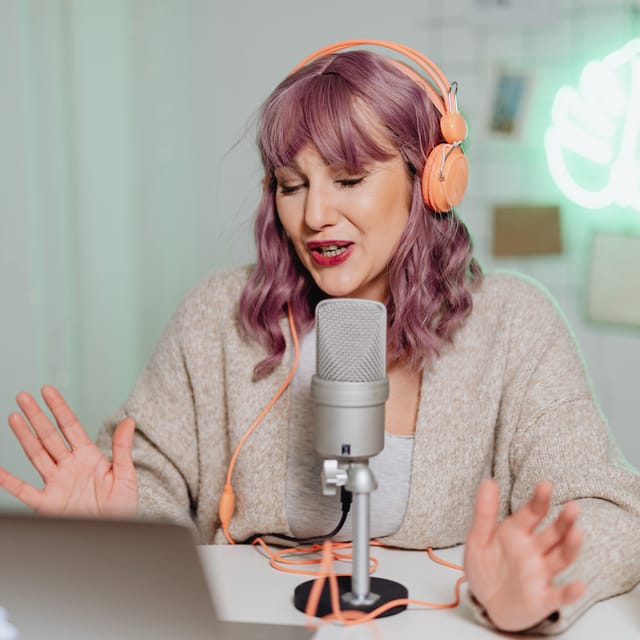 Jovem se diverte com podcast de idiomas e cultura do Berlitz