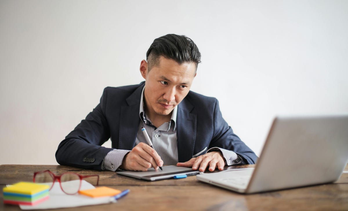 Profissional trilhando a jornada do autodidata em inglês no On Demand Plus.