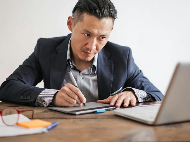 Profissional trilhando a jornada do autodidata em inglês no On Demand Plus.