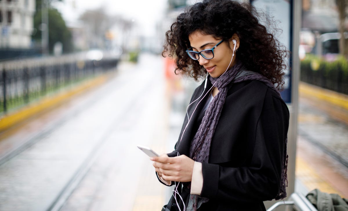 Jovem estuda espanhol avançado pelo celular