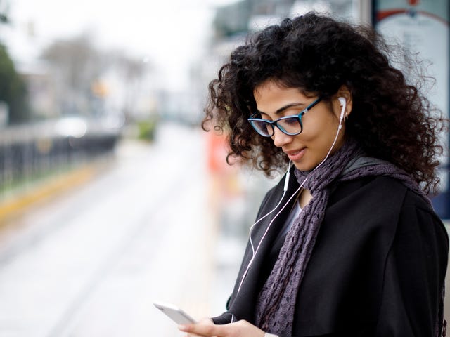 Jovem estuda espanhol avançado pelo celular
