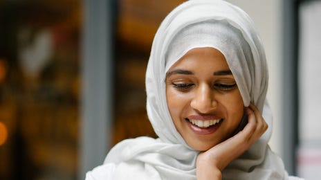 Mulher de hijab aprendendo o idioma turco online com o Berlitz.