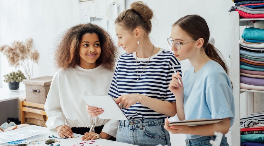 um grupo de meninas praticando atividades artísticas em inglês