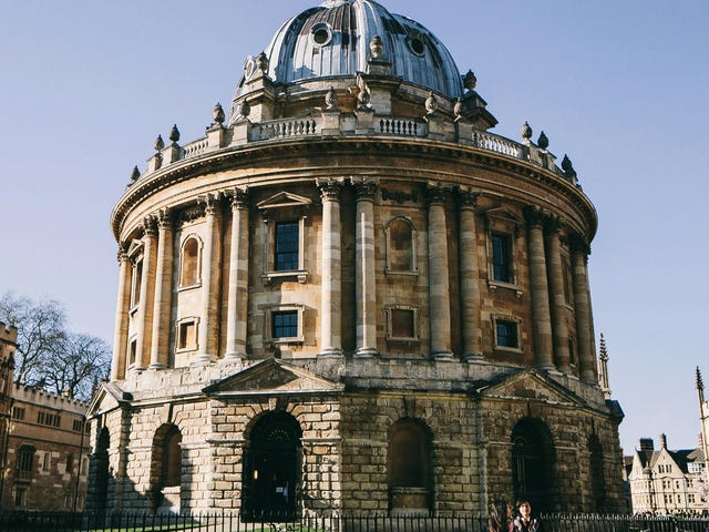 Prédio histórico em Oxford, na Inglaterra, em um dia ensolarado.