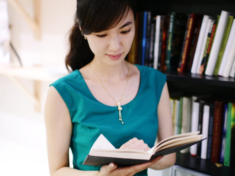 moça aprendendo o alfabeto japonês hiragana