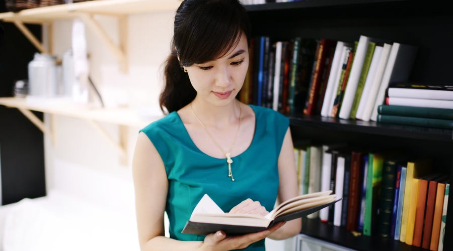 moça aprendendo o alfabeto japonês hiragana