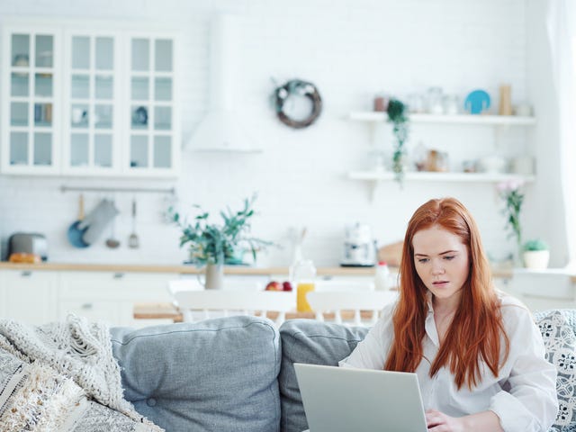 Mulher aprende italiano em São Paulo com matrícula no Berlitz