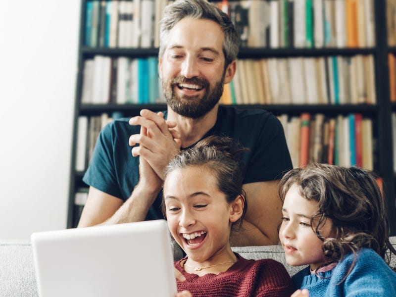 Parentes se divertem juntos estudando família em italiano