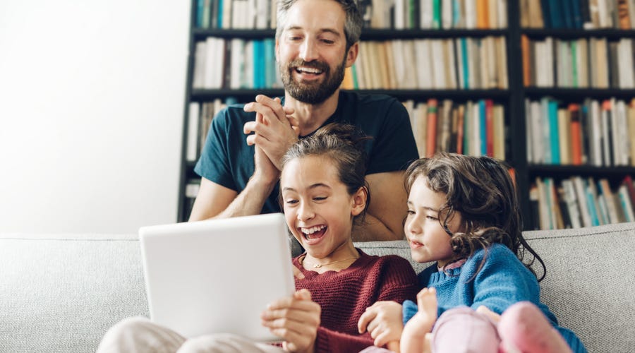 Parentes se divertem juntos estudando família em italiano