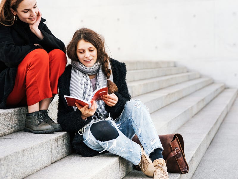 Garotas aprendem juntas palavras de origem alemã