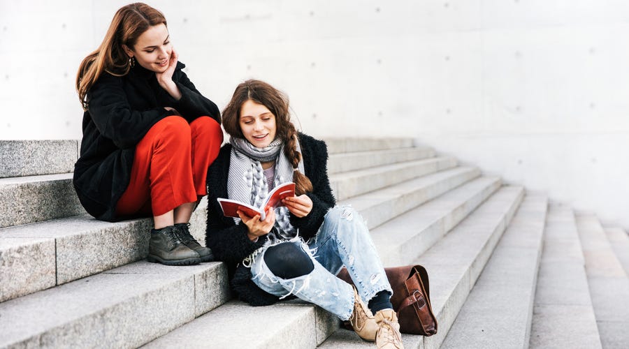 Garotas aprendem juntas palavras de origem alemã