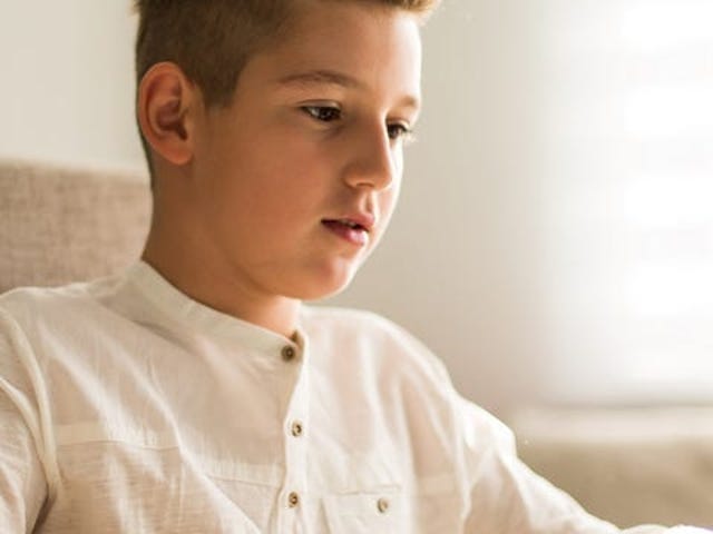 Garoto faz curso de idiomas para adolescentes