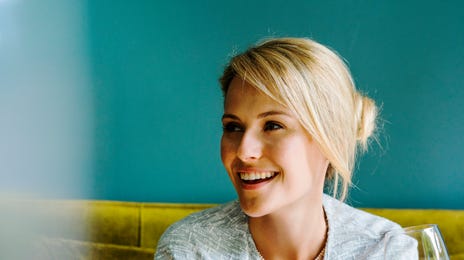 Mulher aproveita viagem após fazer curso de norueguês online.