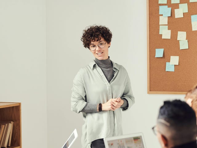 Líder ensina sobre power skills, significado e exemplos, para sua equipe.
