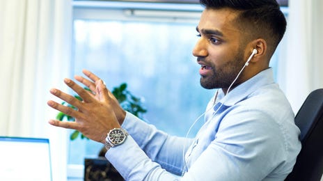 Homem aprende inglês autodidata com o Berlitz On Demand Plus.