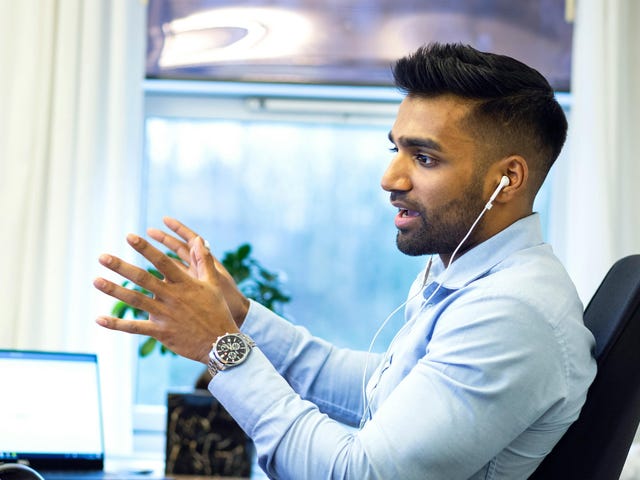 Homem aprende inglês autodidata com o Berlitz On Demand Plus.